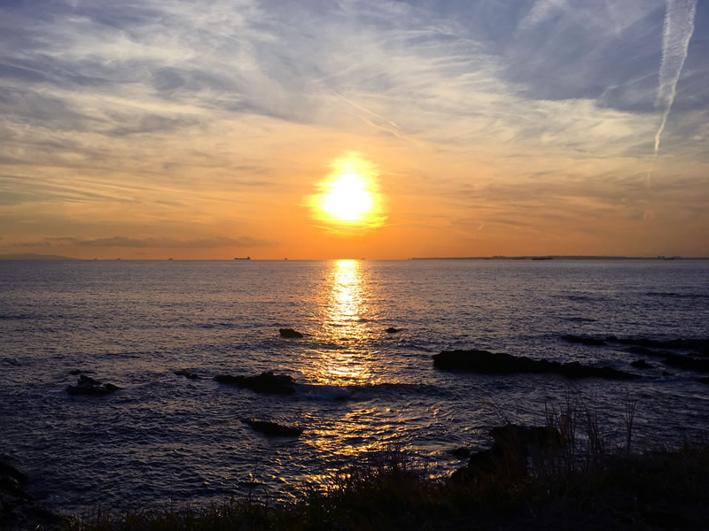 千葉県富津市金谷の海岸から見た沈みゆく夕陽
