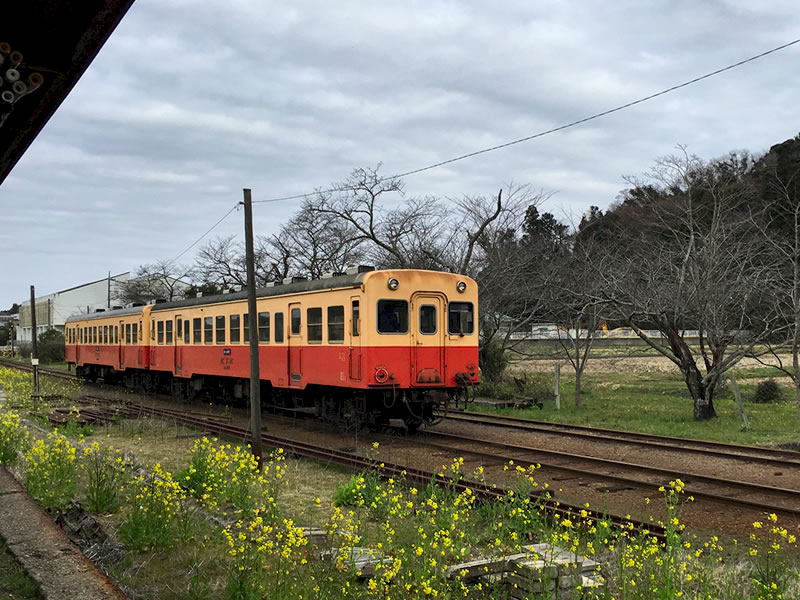 小湊鉄道高滝駅から出て行く電車(5)