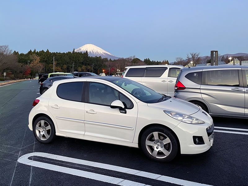 早朝の東名高速富士川サービスエリアから見た富士山