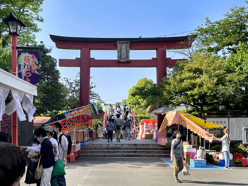 亀戸天神社の参道から見た鳥居