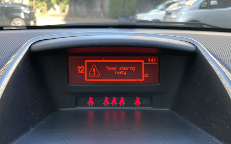 Peugeot 207 Cielo パワステ警告灯が点灯したインパネ