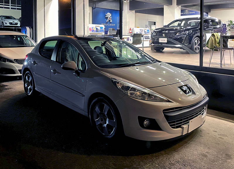 プジョー市川のオフィス脇に駐車中のマイカー Peugeot 207 Cielo