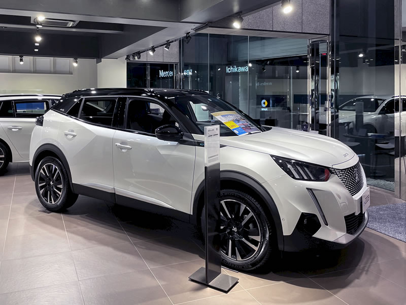 プジョー市川に展示されている Peugeot e-2008