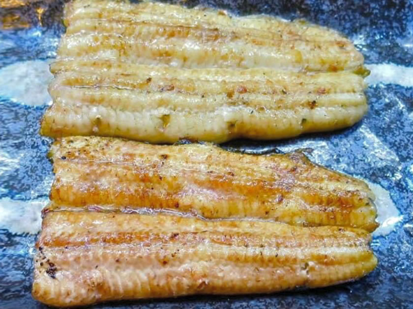 成田駅前「手打ちそば ひぐらし」で注文した鰻の白焼き