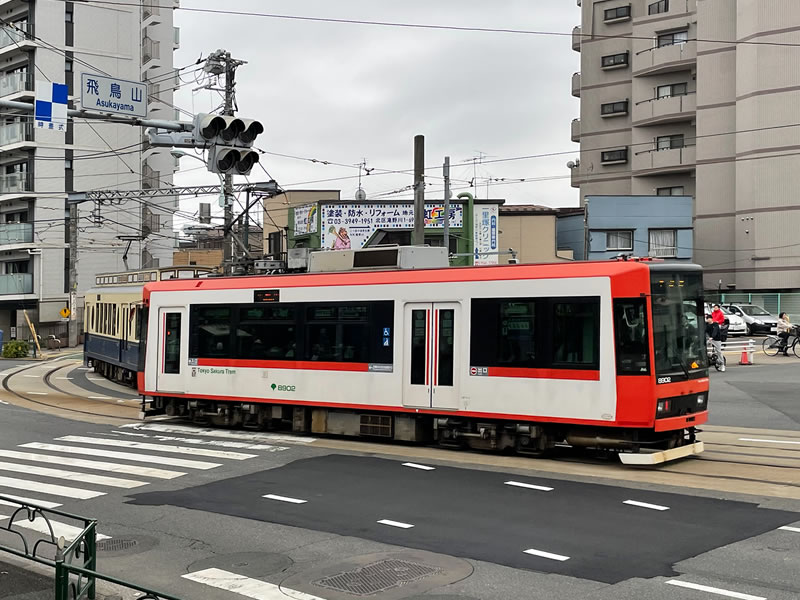 本郷通りが明治通りに交わるあたりを通過する都電(3)