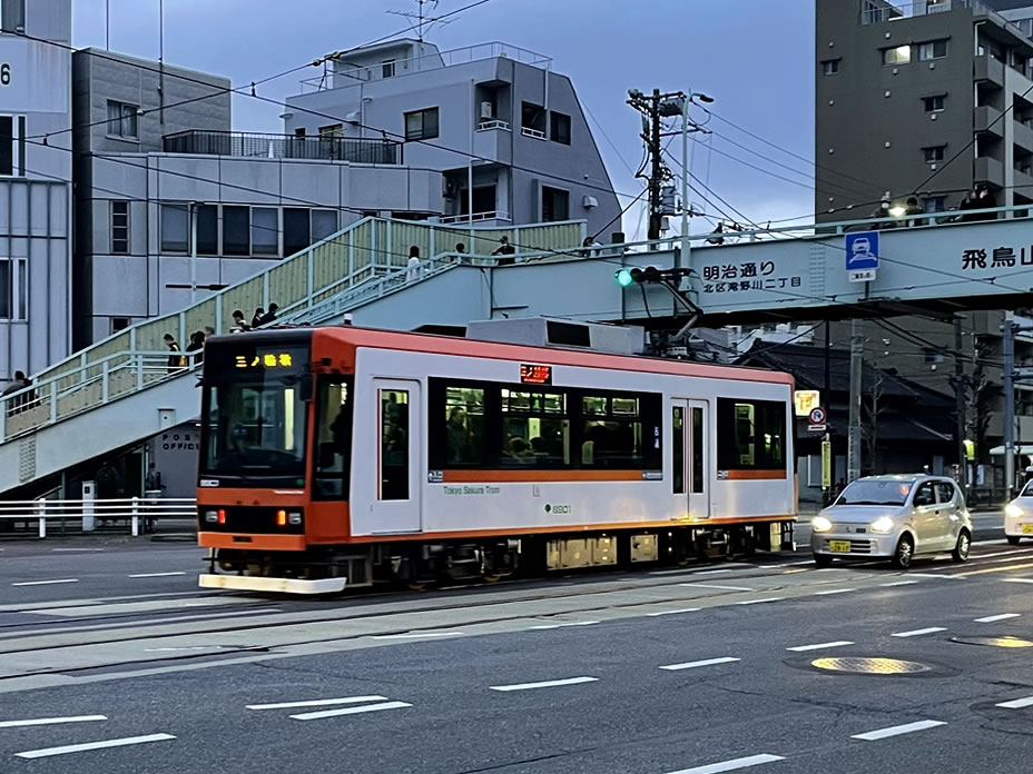 夕暮れの明治通りを走る都電8900形8901号