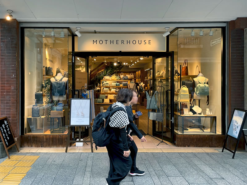 横浜元町通りのバッグショップ MOTHERHOUSE の外観