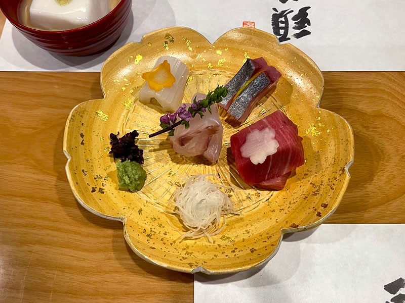 東京上野 龜屋一睡亭の胡麻豆腐と刺身盛り合わせ