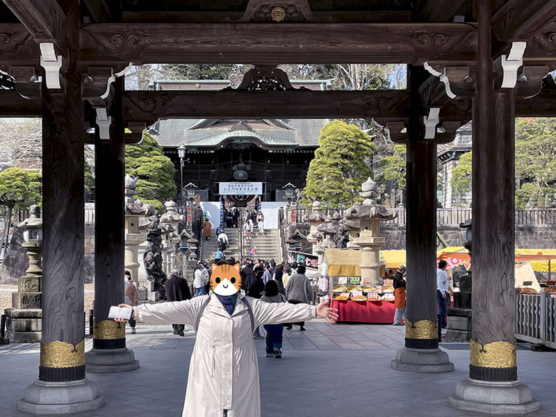 成田山新勝寺総門下の妻