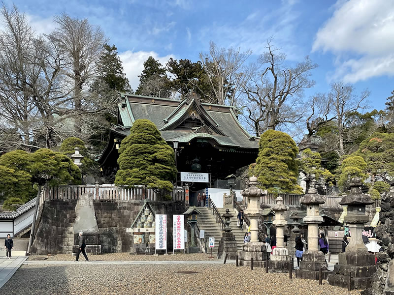 成田山新勝寺仁王門と石段