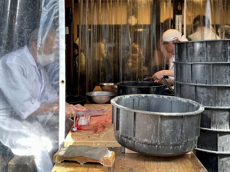 成田山 鰻料理屋「川豊」のうなぎ割き場