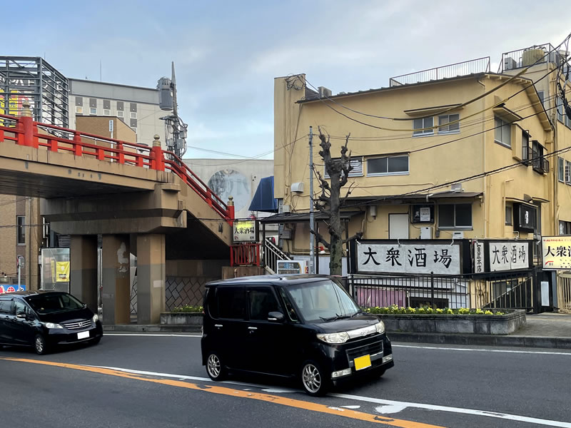 京成成田駅近くの開運橋と寅屋本店が見える風景