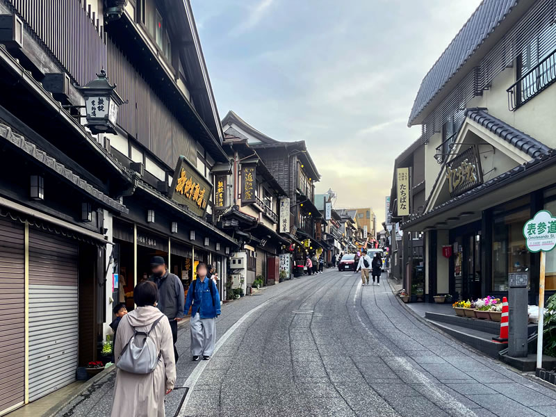 日暮れ前の成田山新勝寺表参道の風景