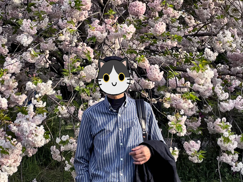 舎人公園の八重桜の前の私