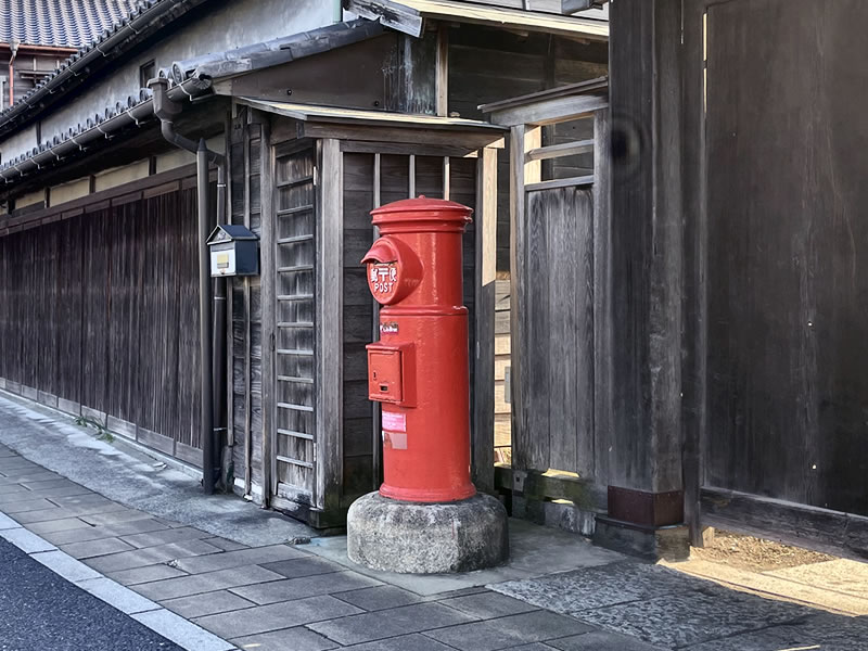 香取市佐原 綿佐・東海酒造の前に佇む赤い丸ポスト