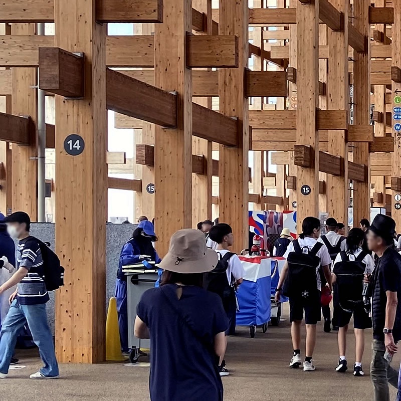 大阪万博の木造大屋根リング内部