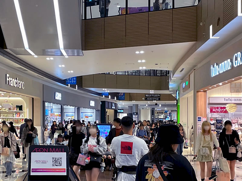 イオンモール幕張新都心の内部の風景