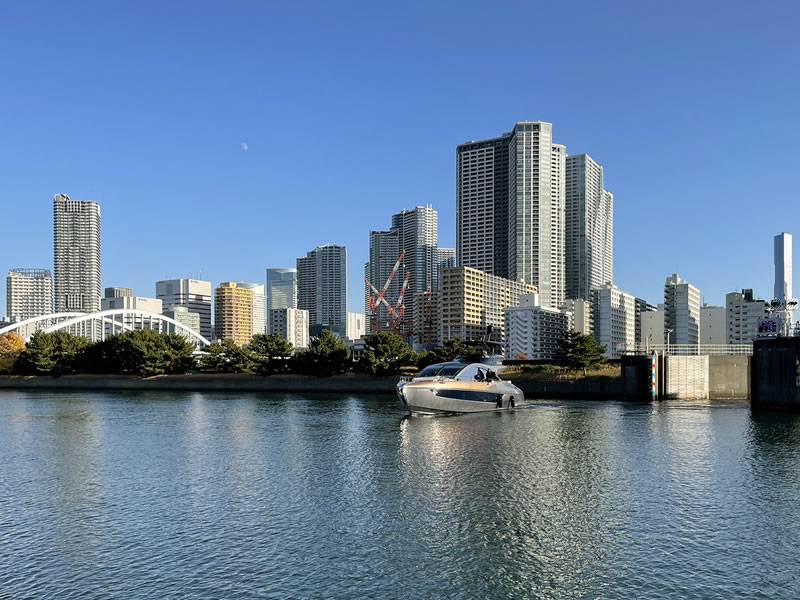 浜離宮恩賜庭園から見た築地川水門と航行中のレジャーボート