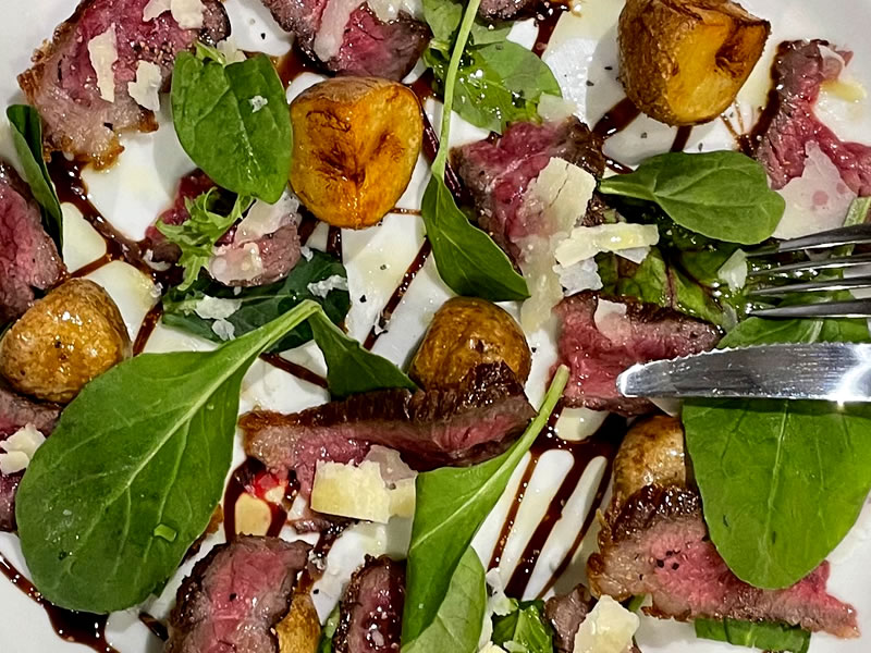 谷津商店街「イタリアの台所 FLAT」の国産牛イチボのタリアータ