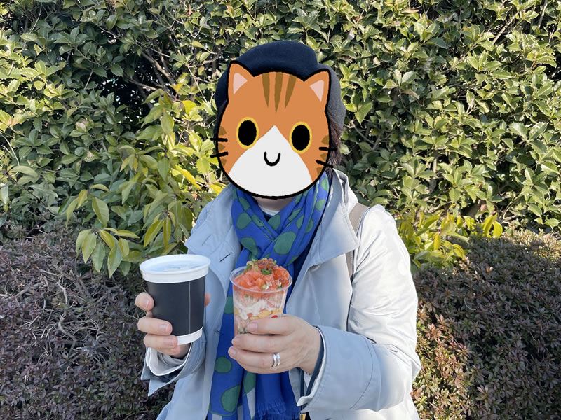 魚ジャパンフェス in 代々木公園に出店している「マリンフーズ」のミルフィーユ寿司とオマール海老のスープを持つ妻