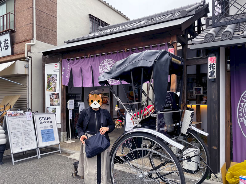 花重谷中茶屋の入口に立つ妻