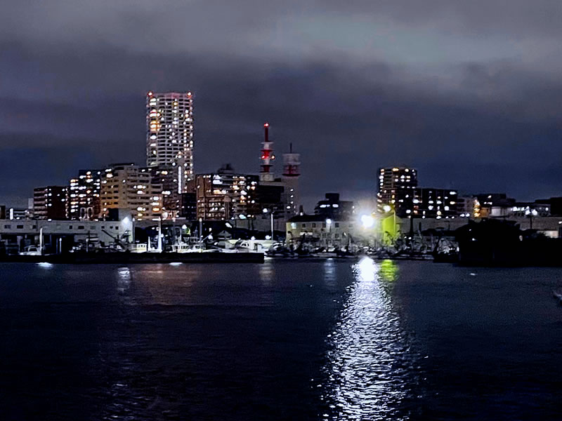 夜の船橋港親水公園から見た船橋漁港 スマホ用画像